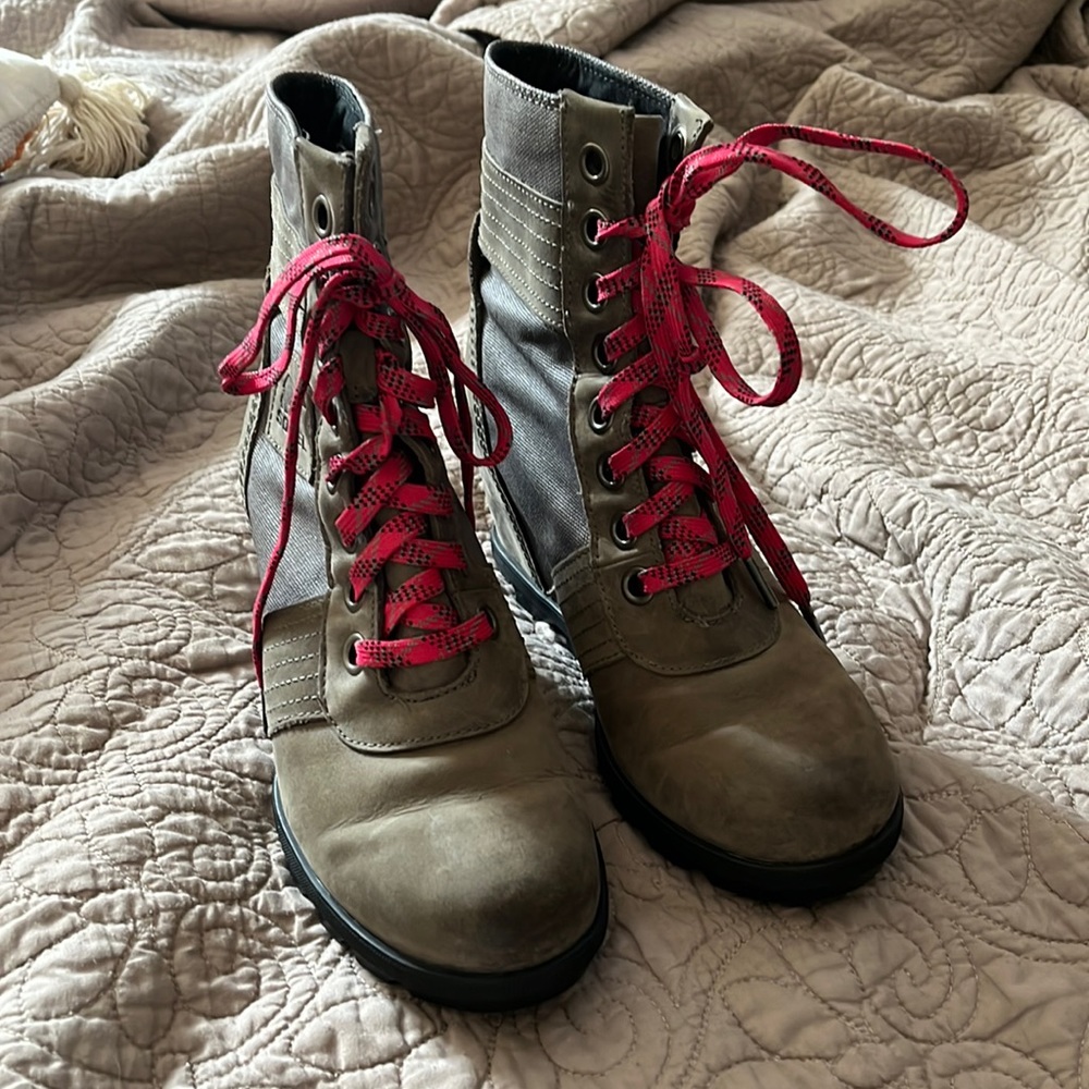 SOREL boots red laces size 8 offers welcome